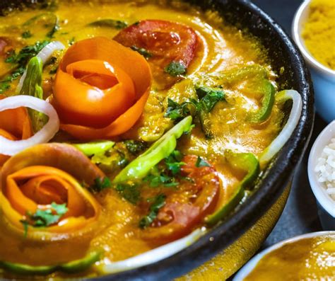  Moqueca de Peixe:  Experience the Explosion of Tropical Flavors and the Comforting Embrace of Coconut Milk!