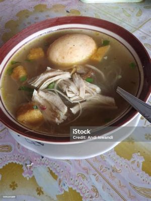  Soto Ayam: Dive into a Symphony of Aromatic Broth and Tender Chicken Perfection!