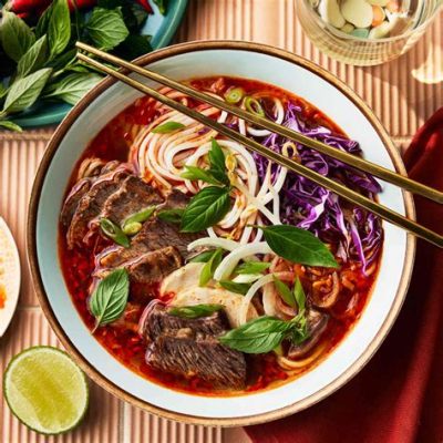  Bún Bò Huế: สัมผัสนุ่มละมุนของเส้นบún กับรสชาติเข้มข้นจัดจ้านของน้ำซุปเนื้อ!