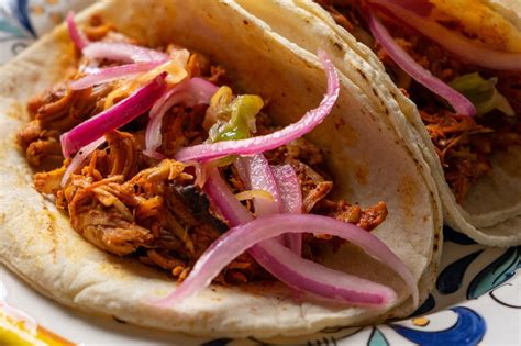  Cochinita Pibil:  A Symphony of Slow-Cooked Pork and Citrusy Achiote Perfection!