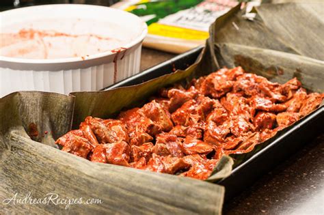  Cochinita Pibil: ซดความหอมมันเย้ายวนของเนื้อหมูละลายในปากไปพร้อมกับรสเปรี้ยวจี๊ดของน้ำมะนาวและซอสachiote!