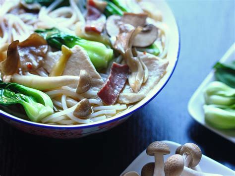  Cross-Bridge Noodles: Creamy Broth Meets Tangy Delight, Are You Ready for an Unforgettable Culinary Adventure?