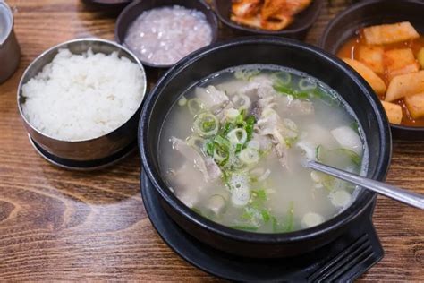  Dwaeji Gukbap! A Flavorful Harmony of Tender Pork and Piping Hot Broth