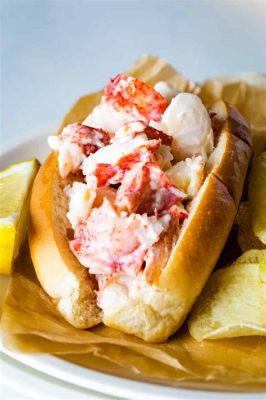  Lobster Roll -  สัมผัสความสดชื่นของเนื้อล็อบสเตอร์กับซอสครีมที่เนียนนุ่มและขนมปังบัตเตอร์ที่หอมกรุ่น