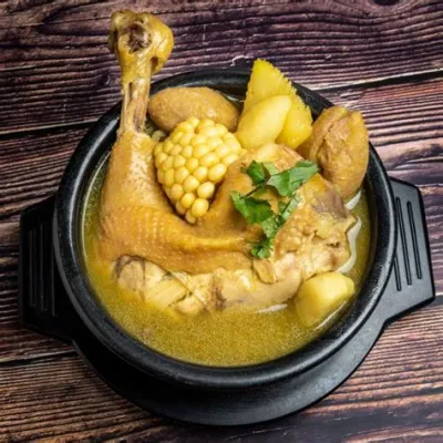  Sancocho de Gallina: A Soul-Warming Broth Brimming with Colombian Flavors and Rustic Charm!