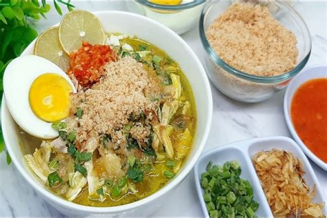  Soto Ayam Lamongan: A Creamy Coconut Broth Meets Fiery Chili Spice Explosion!